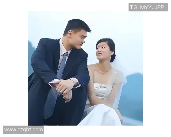 姚明与妻子甜蜜合影展现幸福生活的点滴瞬间