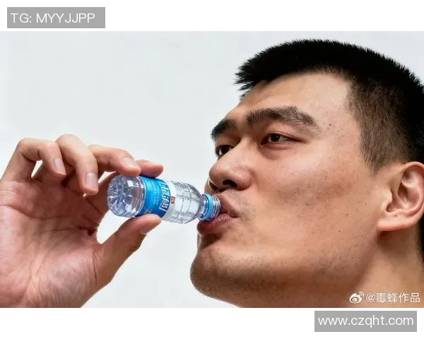 姚明轻松打开饮料瓶展现力量与优雅的完美结合